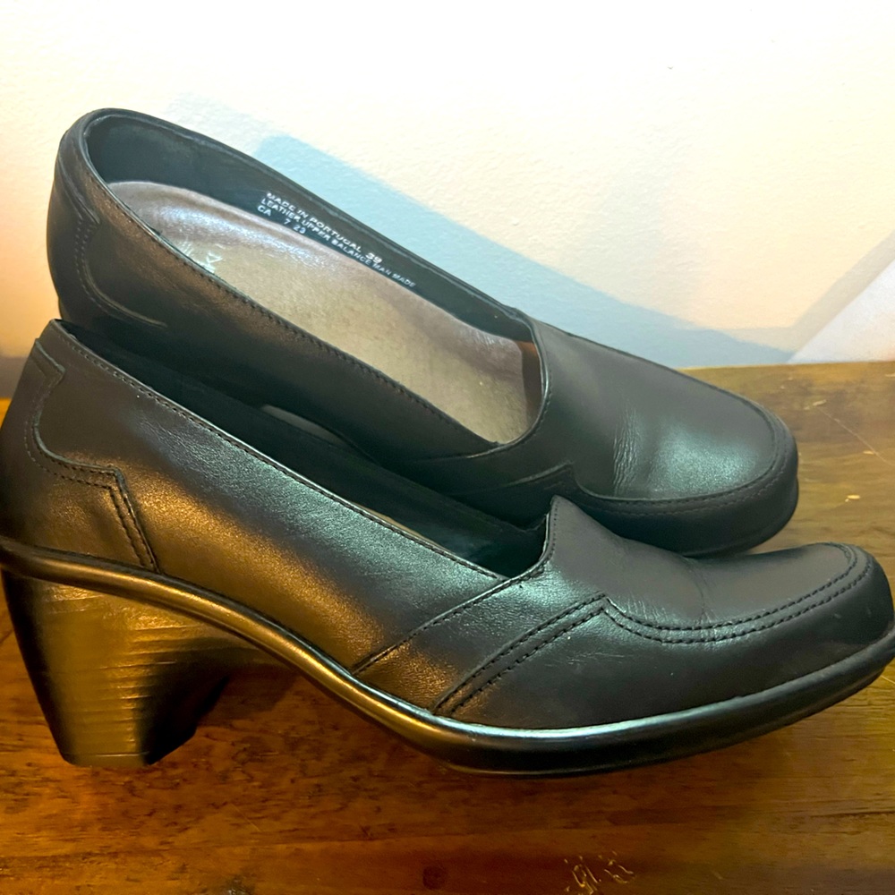 Dansko 2.5 heel w/.5 platform. Great flight attendant shoe.
